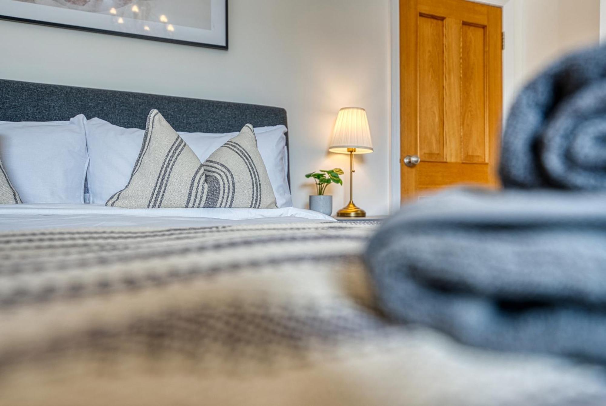 2 Bed Stunning Chic Modern Spacious Apt, Ocean Village, Southampton - Plenty Of Parking - By Blue Puffin Stays Dış mekan fotoğraf